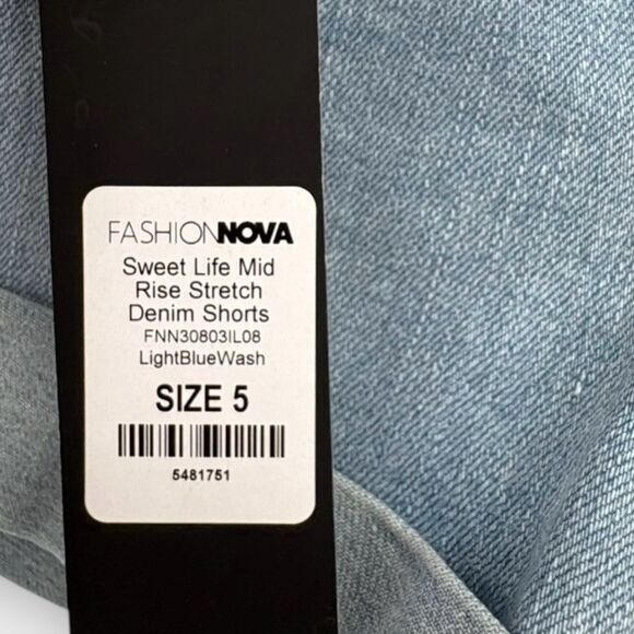 Fashion Nova Mid Rise Stretch Denim Shorts in Light Blue Wash Size 5 - Picture 4 of 8